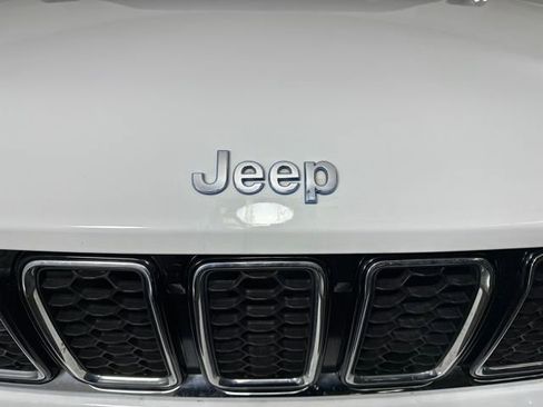 Used 2023 Jeep Grand Cherokee Overland AWD/4WD image 9