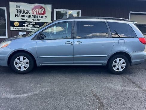 Used 2010 Toyota Sienna LE FWD image 2