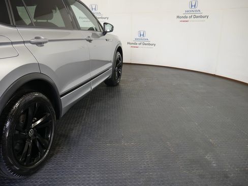 Used 2024 Volkswagen Tiguan SE R-Line AWD/4WD image 4
