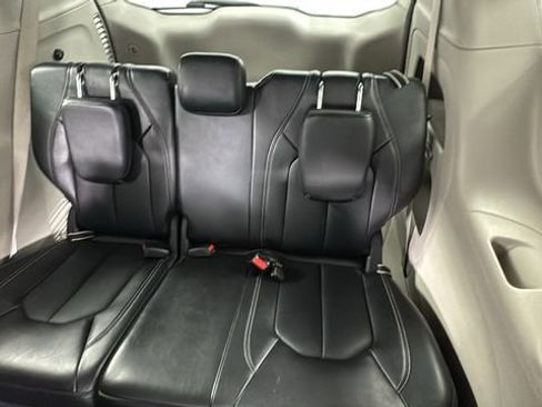 Used 2024 Chrysler Pacifica Touring-L image 15