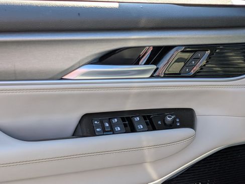 Certified 2025 Jeep Wagoneer Series III w/ Premium Group I image 12