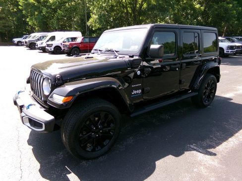 Used 2023 Jeep Wrangler Unlimited Sahara AWD/4WD image 5