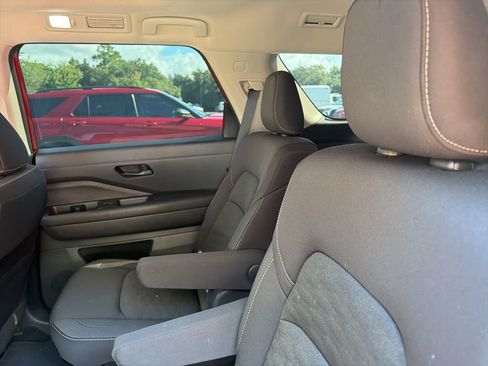 Used 2024 Nissan Pathfinder SV w/ SV Premium Package FWD image 10