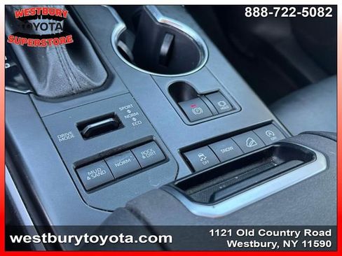 Used 2021 Toyota Highlander XLE AWD/4WD image 34