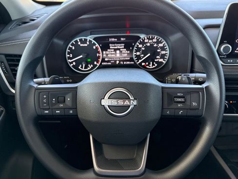 Used 2025 Nissan Rogue S image 32