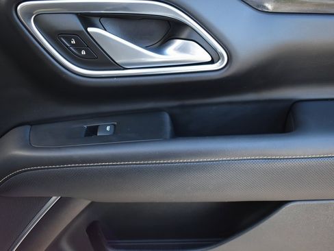 Used 2021 GMC Yukon SLT w/ SLT Premium Package image 16