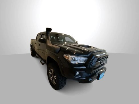 Used 2017 Toyota Tacoma TRD Sport w/ Tow Package AWD/4WD image 2