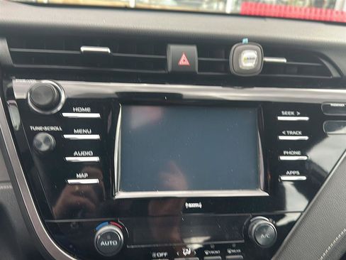 Used 2020 Toyota Camry SE FWD image 6