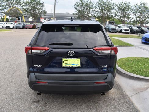 Used 2020 Toyota RAV4 XLE Premium FWD image 9