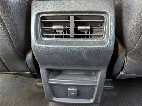 Used 2019 Ford Edge SE image 16