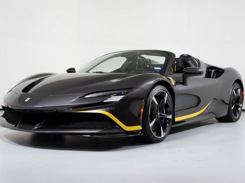 Used 2022 Ferrari SF90 Spider image 25