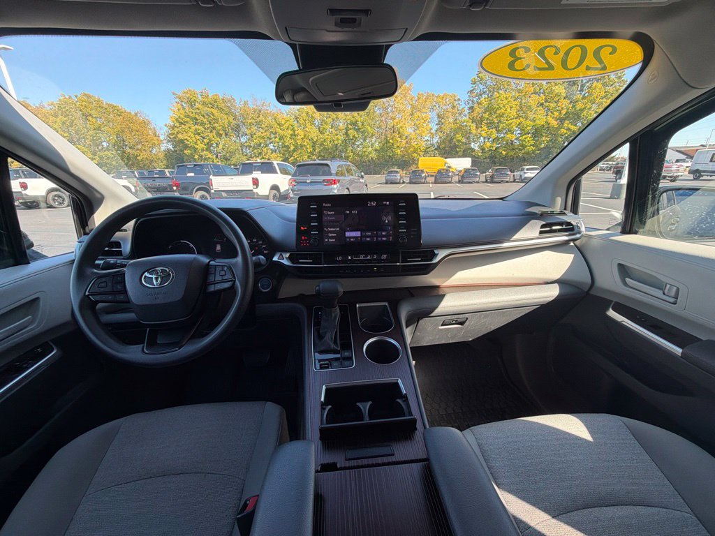 Used 2023 Toyota Sienna LE FWD image 11
