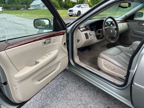 Used 2006 Cadillac DTS w/ Trunk Convenience Package FWD image 9