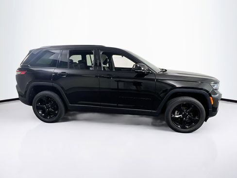 Used 2023 Jeep Grand Cherokee Altitude AWD/4WD image 4