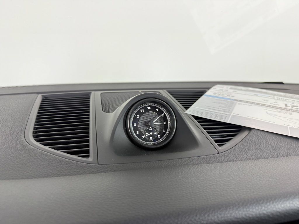 Certified 2026 Porsche Macan AWD/4WD image 23