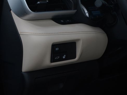 Used 2025 Toyota Highlander XLE AWD/4WD image 24