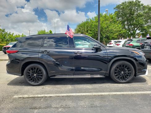 Used 2023 Toyota Highlander XSE FWD image 13