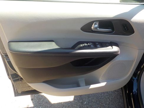 Used 2024 Chrysler Pacifica Touring-L FWD image 9