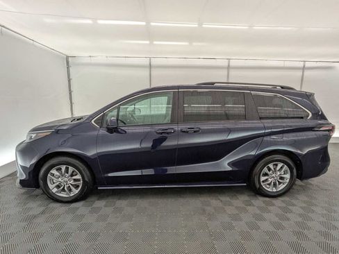 Used 2025 Toyota Sienna LE AWD/4WD image 3