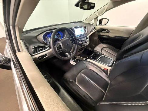 Used 2024 Chrysler Pacifica Touring-L image 60