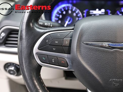 Used 2020 Chrysler Pacifica Touring-L FWD image 15