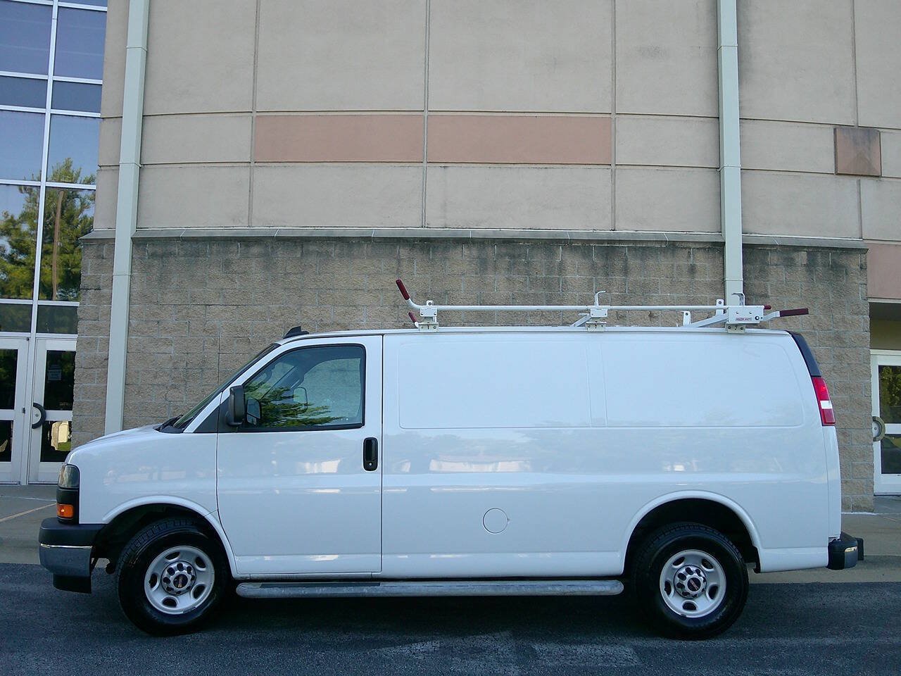 Used 2019 GMC Savana 2500 w/ Driver Convenience Package RWD image 4