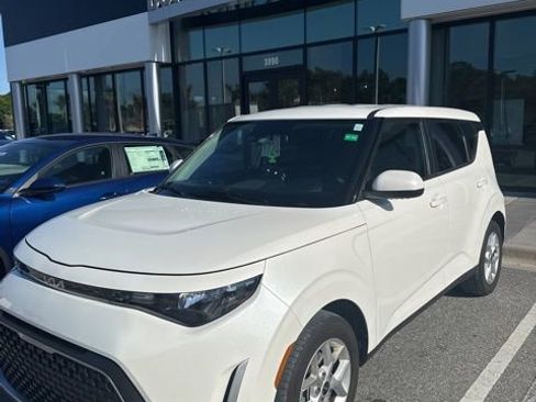 Certified 2025 Kia Soul LX w/ LX Technology Package FWD image 1