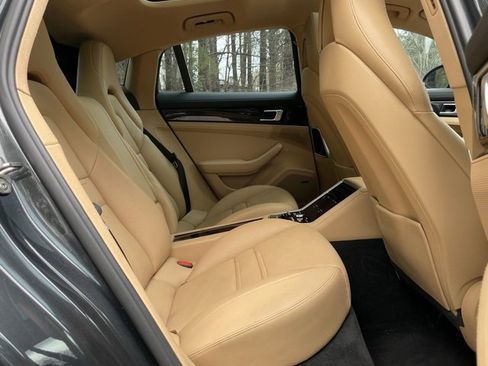 Used 2019 Porsche Panamera image 18