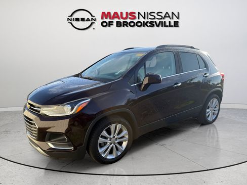 Used 2020 Chevrolet Trax Premier w/ LPO, Cargo Package FWD image 5