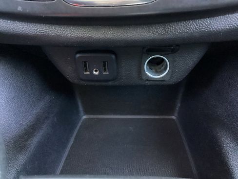 Used 2021 Chevrolet Traverse LT image 25