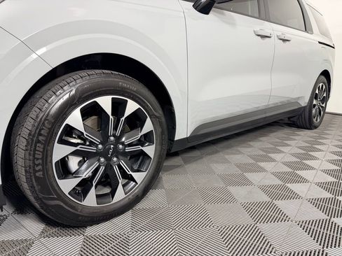 Used 2024 Kia Carnival EX image 11