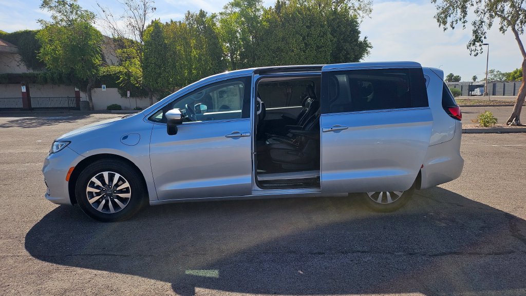 Used 2023 Chrysler Pacifica Touring-L FWD image 25