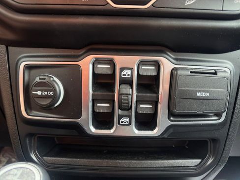 Used 2020 Jeep Wrangler Unlimited Sahara AWD/4WD image 28