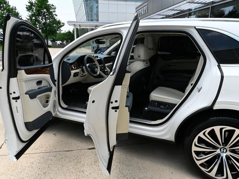 Used 2023 Bentley Bentayga AWD/4WD image 34