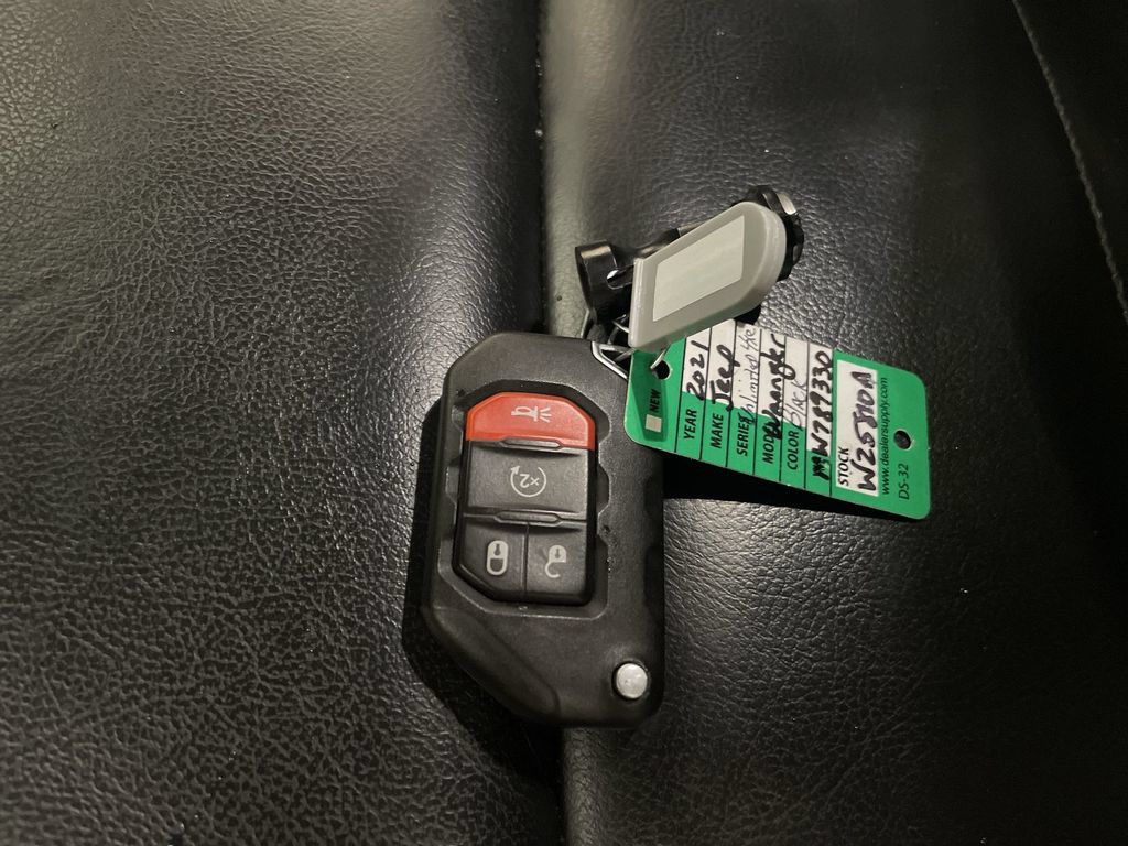 Used 2021 Jeep Wrangler Unlimited Sahara w/ Cold Weather Group AWD/4WD image 28
