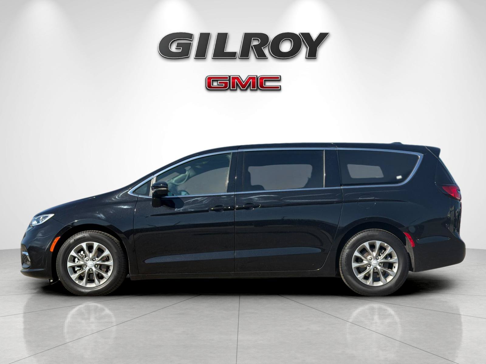 Used 2026 Chrysler Pacifica Limited FWD image 6