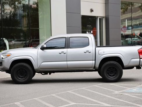 Used 2017 Toyota Tacoma 4x4 Double Cab image 2