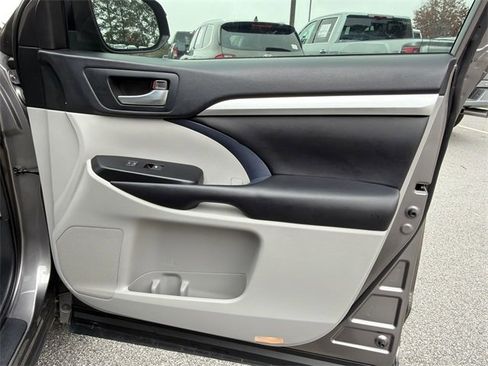 Used 2018 Toyota Highlander XLE image 14