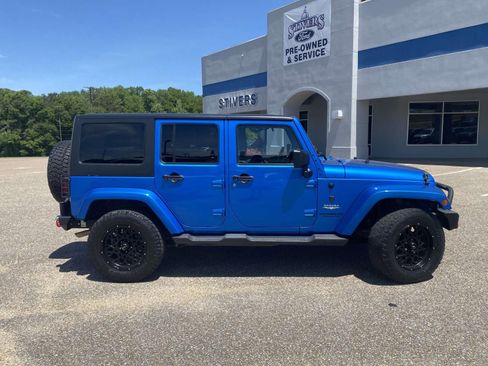 Used 2015 Jeep Wrangler Unlimited Sahara w/ Connectivity Group AWD/4WD image 8