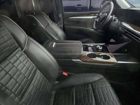 Used 2025 Cadillac Escalade Premium Luxury Platinum AWD/4WD image 4