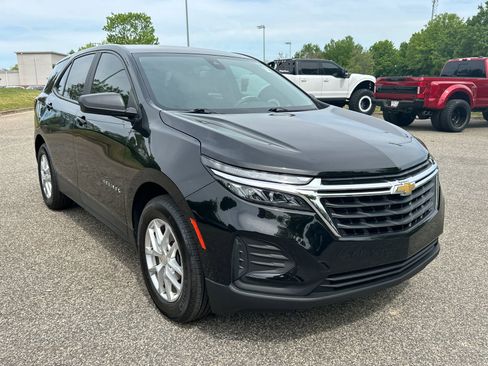 Used 2023 Chevrolet Equinox LS w/ LS Convenience Package image 3