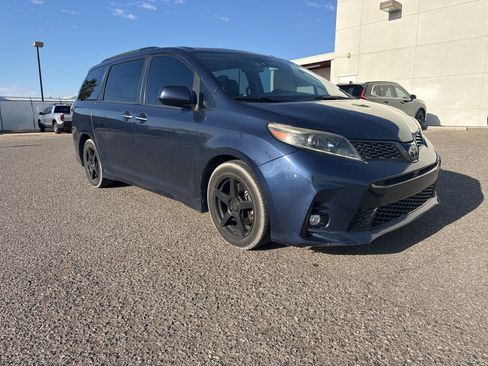 Used 2018 Toyota Sienna SE Premium w/ Carpet Mat Package FWD image 1