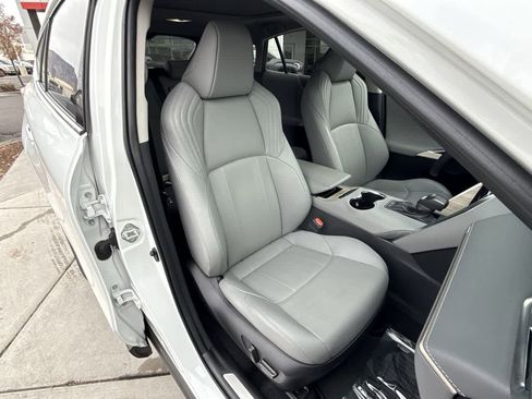 Used 2024 Toyota Venza Limited image 14