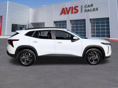 Used 2025 Chevrolet Trax LT w/ LT Convenience Package FWD image 5