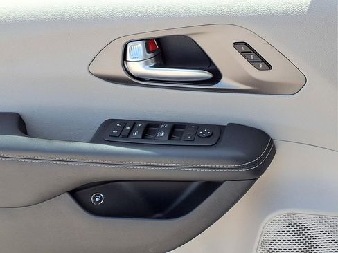Used 2024 Chrysler Pacifica Select FWD image 17