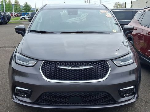 Used 2023 Chrysler Pacifica Touring-L FWD image 3