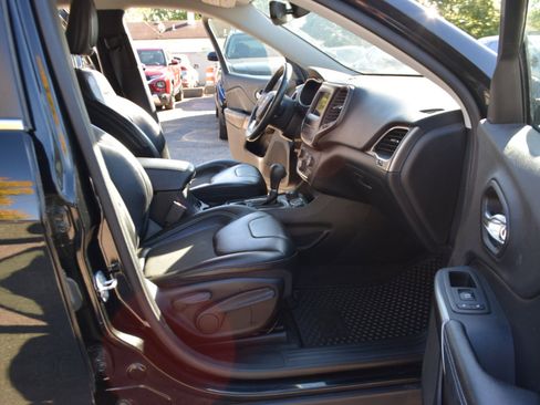 Used 2019 Jeep Cherokee Latitude Plus w/ Comfort/Convenience Group image 18