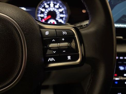 Used 2024 Kia Carnival EX FWD image 18