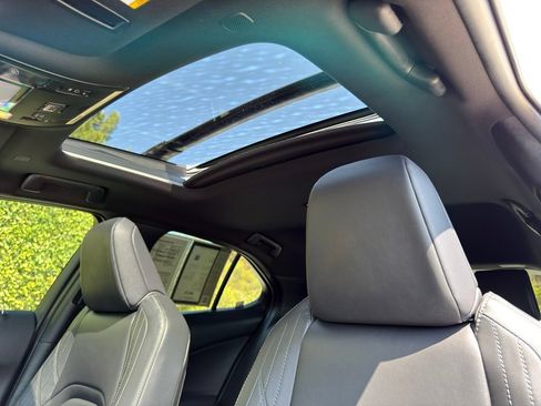 Certified 2024 Lexus UX 250h FWD image 18