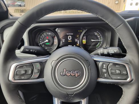Used 2025 Jeep Wrangler Unlimited Sahara AWD/4WD image 8
